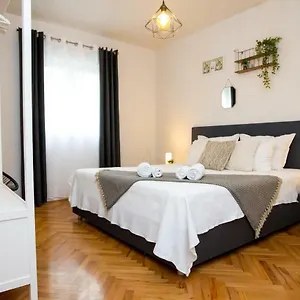 https://apartment-lolly.hotelinzadar.com